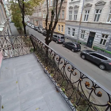 On Meretyna Street - між вокзалом і центром アパート リヴィウ