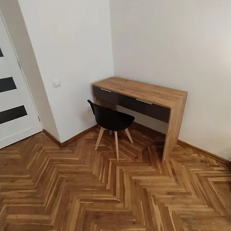 On Meretyna Street - між вокзалом і центром アパート