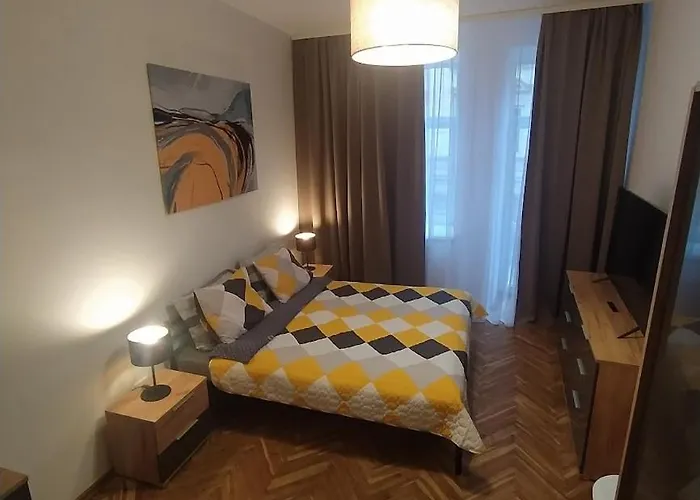 On Meretyna Street - між вокзалом і центром リヴィウ