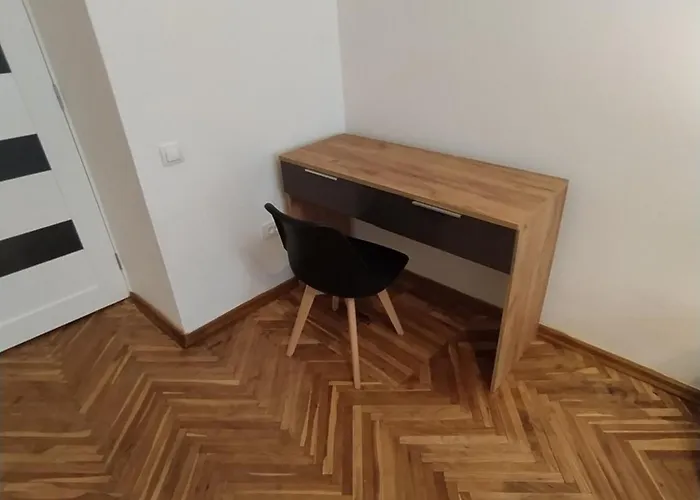 On Meretyna Street - між вокзалом і центром アパート