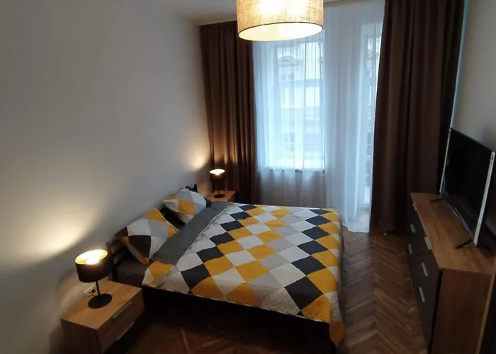 On Meretyna Street - між вокзалом і центром * リヴィウ