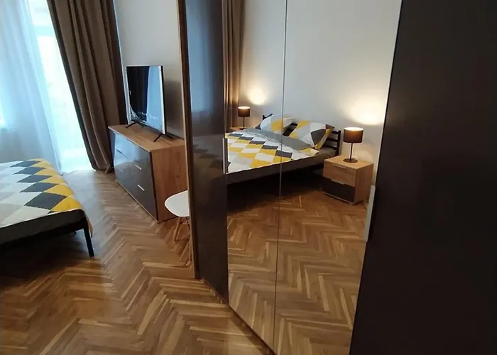 On Meretyna Street - між вокзалом і центром アパート